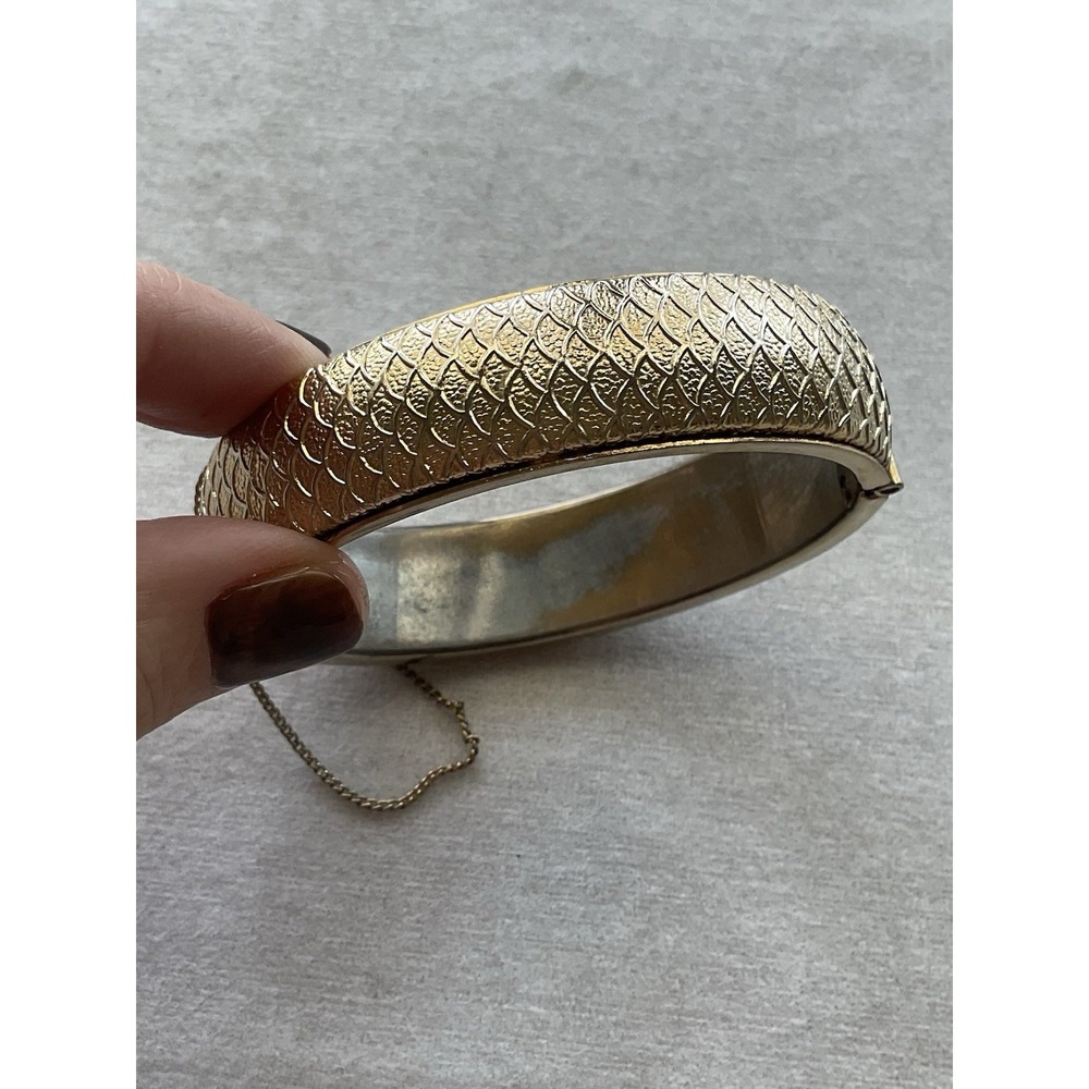 vintage gold-tone hinged bangle bracelet Scale Pattern Safety Chain Estate Jewel